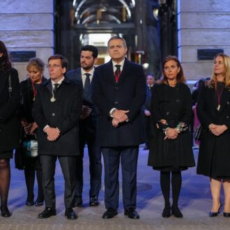 Almeida, con Maíllo, entre nazarenos, presidiendo el primer acto de veneración al Lignum Crucis en Madrid