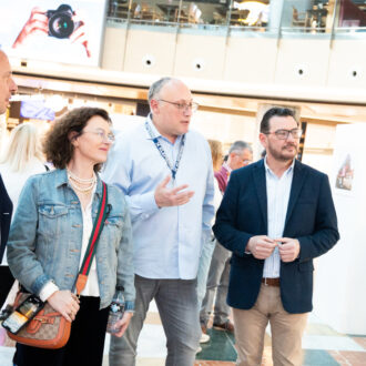 El concejal Carlos González ha inaugurado la exposición del V Certamen de Fotografía en el Centro Comercial La Gavia.