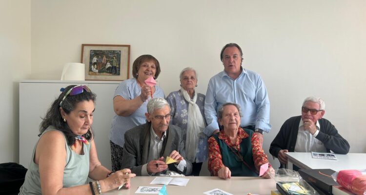 Taboada visita el Centro Municipal de Mayores Antonio Mingote en el marco del Día del Libro