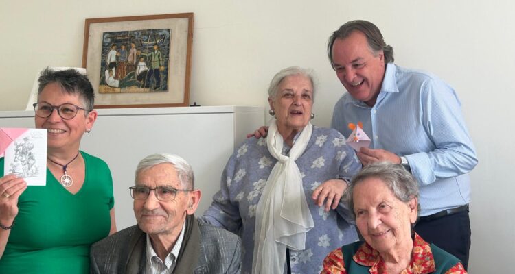 Taboada visita el Centro Municipal de Mayores Antonio Mingote en el marco del Día del Libro