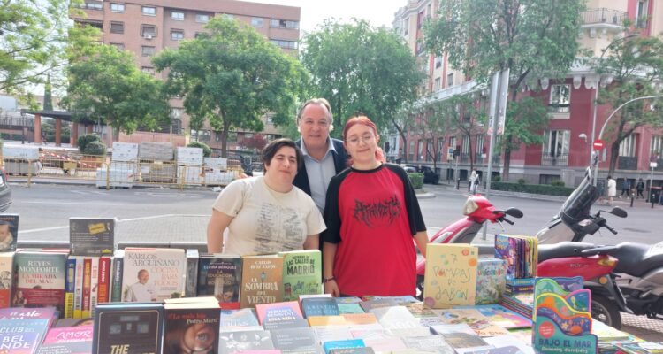 Taboada visita la actividad Libros a la calle en el marco del Día del Libro