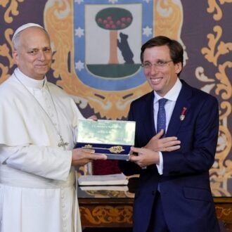 El alcalde de Madrid entrega la Llave de Oro de la Villa de Madrid al papa León XIV en el Palacio de Cibeles