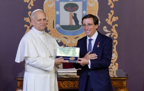El alcalde de Madrid entrega la Llave de Oro de la Villa de Madrid al papa León XIV en el Palacio de Cibeles