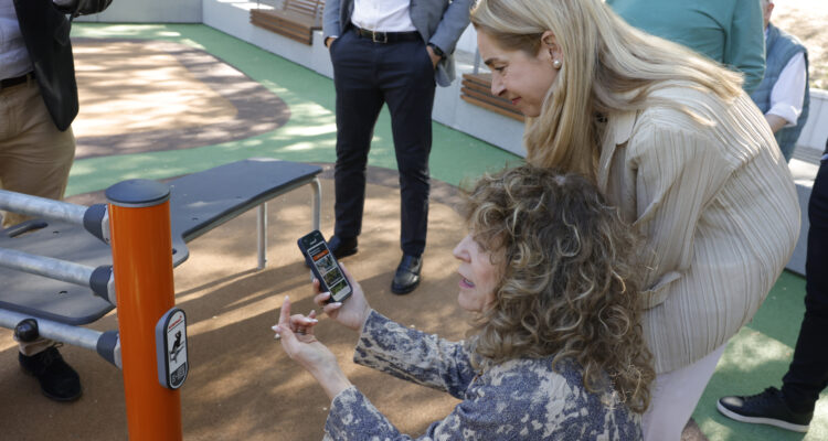 Nadia Álvarez en las nuevas instalaciones de la zona verde situada en la avenida del Marqués de Corbera