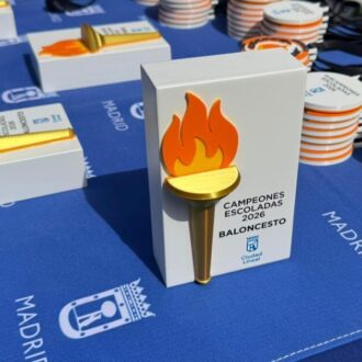 Mesa de trofeos de las finales de la fase de Distritos de las Escoladas 2026 en Ciudad Lineal