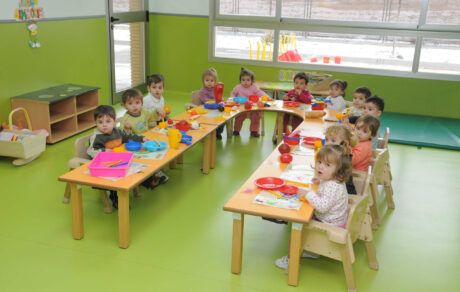 alumnos de escuela infantil sentados en una mesa