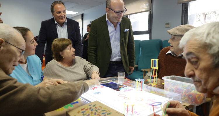 Fernández y Taboada visitan un centro de día municipal y hablan con algunos de sus usuarios