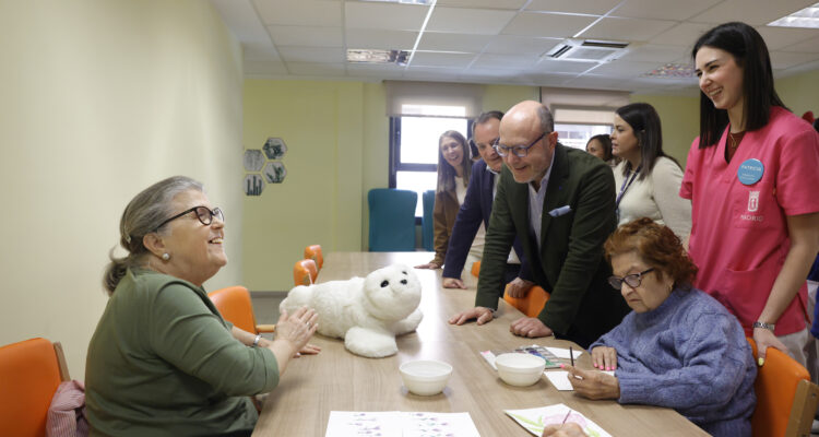 Fernández y Taboada visitan un centro de día municipal que ha incorporado el robot terapéutico Nuka