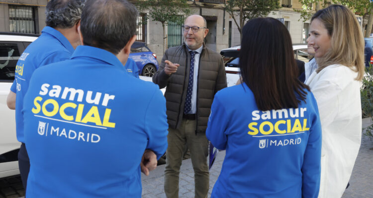 El delegado de Políticas Sociales, Familia e Igualdad, José Fernández, charla con trabajadores de SAMUR Social