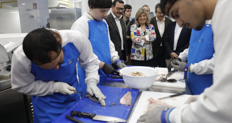 Hidalgo visita los talleres de empleo de carnicería y pescadería en la Escuela Municipal de Hostelería y Alimentación