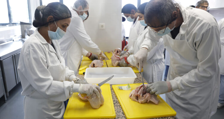 Hidalgo visita los talleres de empleo de carnicería y pescadería en la Escuela Municipal de Hostelería y Alimentación