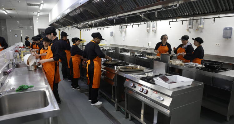 Hidalgo visita los talleres de empleo de carnicería y pescadería en la Escuela Municipal de Hostelería y Alimentación