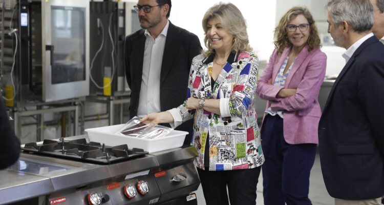 Hidalgo visita los talleres de empleo de carnicería y pescadería en la Escuela Municipal de Hostelería y Alimentación