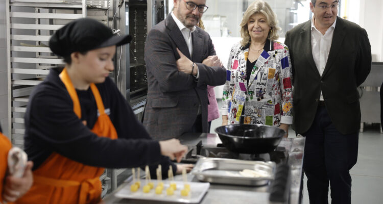 Hidalgo visita los talleres de empleo de carnicería y pescadería en la Escuela Municipal de Hostelería y Alimentación