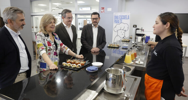 Hidalgo visita los talleres de empleo de carnicería y pescadería en la Escuela Municipal de Hostelería y Alimentación