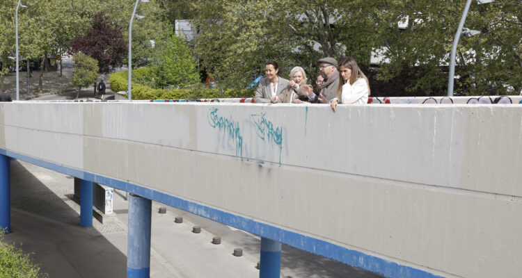 La delegada de Obras y Equipamientos, Paloma García Romero, acompañada de las concejalas de Arganzuela, Lola Navarro, y de Usera, Sonia Cea, presenta el concurso de ideas para la sustitución de la pasarela del Vado