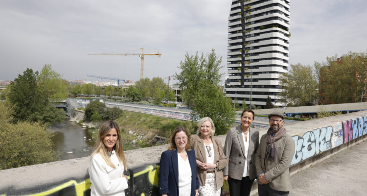 La delegada de Obras y Equipamientos, Paloma García Romero, acompañada de las concejalas de Arganzuela, Lola Navarro, y de Usera, Sonia Cea, presenta el concurso de ideas para la sustitución de la pasarela del Vado