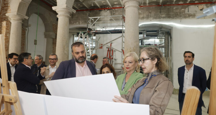 La delegada de Obras y Equipamientos, Paloma García Romero, visita las obras del nuevo Salón de Comisiones de la Casa de Cisneros