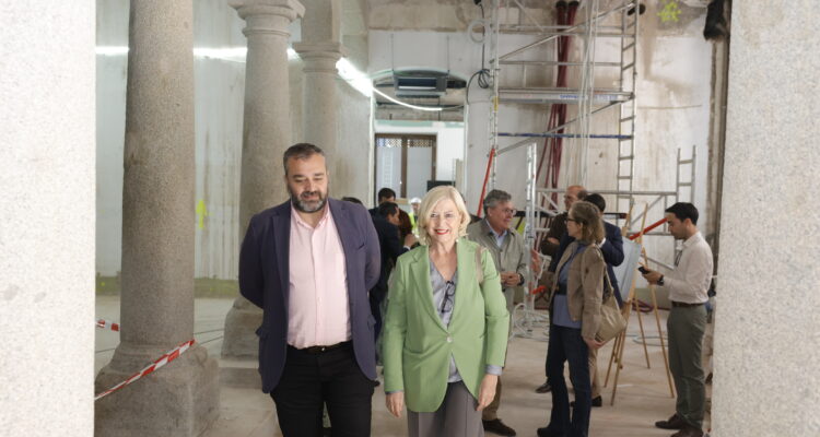 La delegada de Obras y Equipamientos, Paloma García Romero, visita las obras del nuevo Salón de Comisiones de la Casa de Cisneros