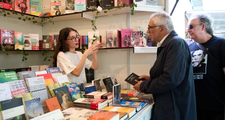 El concejal de Carabanchel, Carlos Izquierdo, en la Feria del Libro de Carabanchel