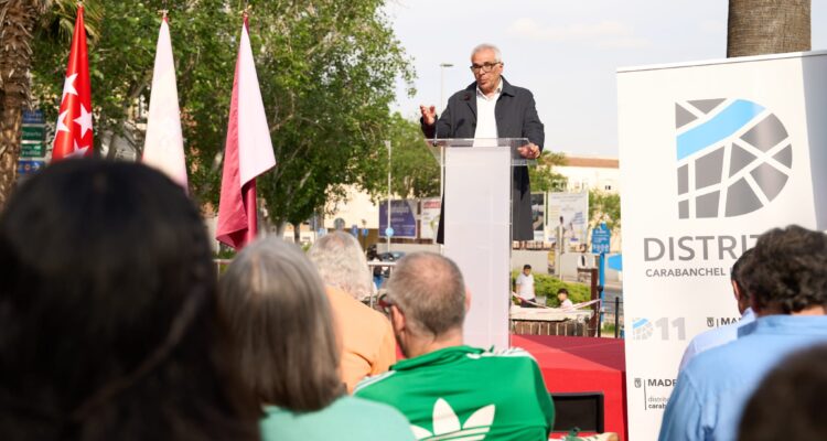 El concejal de Carabanchel, Carlos Izquierdo, en la Feria del Libro de Carabanchel