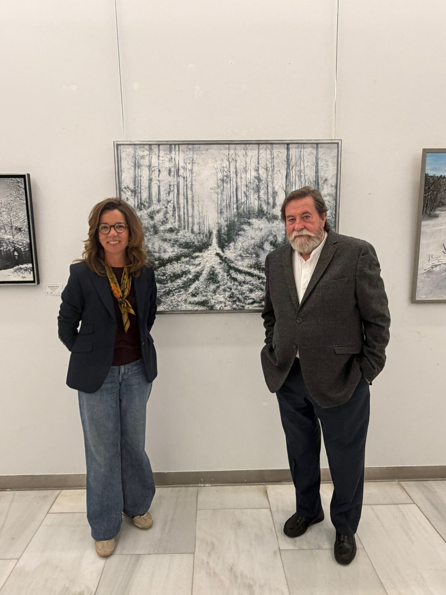 Gómez-Angulo junto a José Gabriel Astudillo, presidente de la Asociación Española de pintores y escultores, en la exposición 'Nieve'