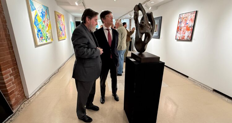 Martínez Páramo durante la inauguración del XI Salón de Arte Abstracto