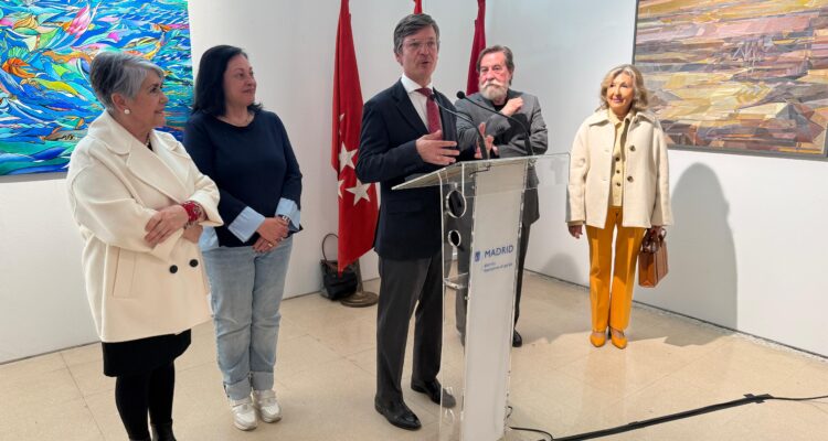 Martínez Páramo durante la inauguración del XI Salón de Arte Abstracto