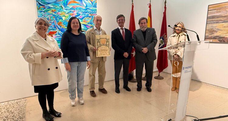 Martínez Páramo durante la inauguración del XI Salón de Arte Abstracto