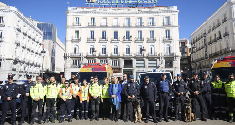 Foto de familia con participantes dispositivo Semana Santa madrileña
