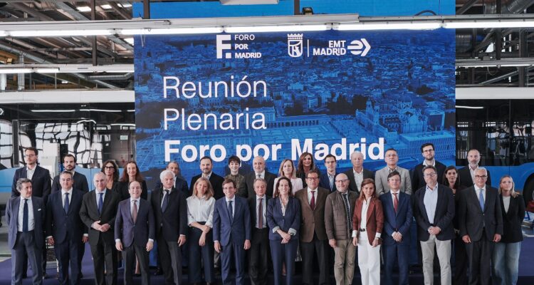 Foto de familia con participantes en el Pleno del Foro por Madrid