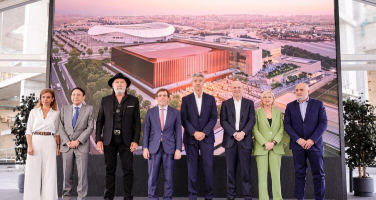 Foto de familia de la presentación del complejo multiusos en San Blas-Canillejas