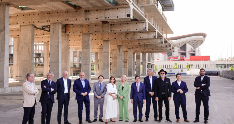 Foto de representantes municipales y entidades durante la visita a la obras