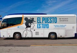 Autobús del empleo de Madrid con el lema “El puesto es tuyo” rotulado en el lateral
