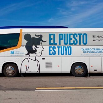 Autobús del empleo de Madrid con el lema “El puesto es tuyo” rotulado en el lateral