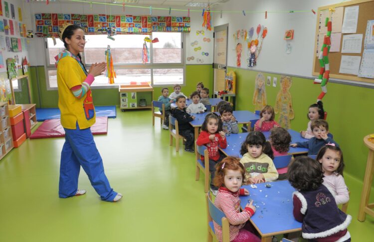 Una profesora dando una clase en una escuela infantil