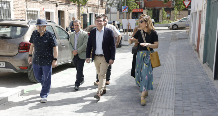 González durante la visita a Colonia de Bomberos incluida en el Plan Regenera Madrid