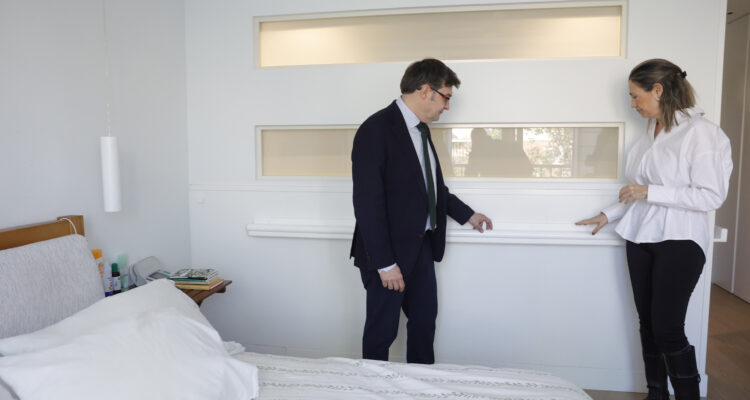 González y Estrada comprobando trabajos Plan Adapta Madrid en vivienda