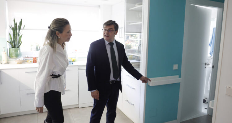 González y Estrada visitando vivienda Plan Adapta en el distrito de Chamartín