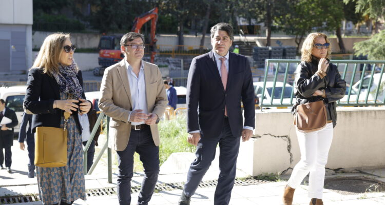 González y Pérez visitando zona Manoteras incluida en el Plan Regenera Madrid