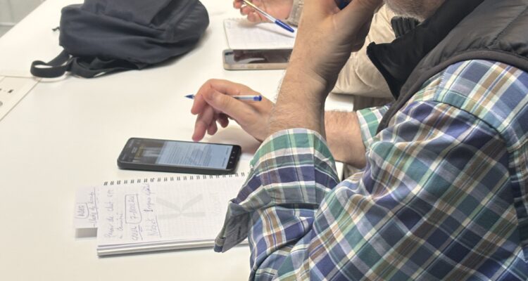 Imagen de los participantes de las sesiones formativas sobre digitalización e inteligencia artificial para personas mayores