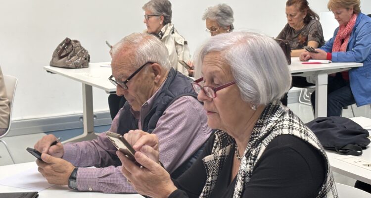 Imagen de los participantes de las sesiones formativas sobre digitalización e inteligencia artificial para personas mayores