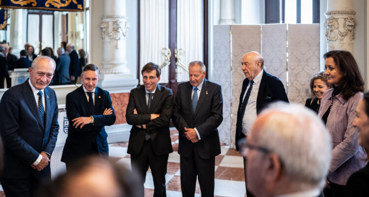 Almeida en su visita a Málaga con motivo de la Semana Santa