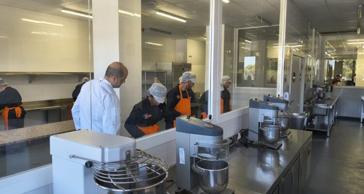 Profesor supervisando a alumnos en el aula de repostería de la Escuela Municipal de Hostelería y Alimentación de Madrid.