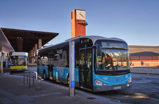 Imagen de archivo bus EMT Madrid en intercambiador de Atocha