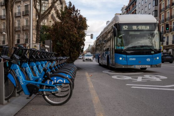 Imagen de estación bicimad y autobús EMT Madrid