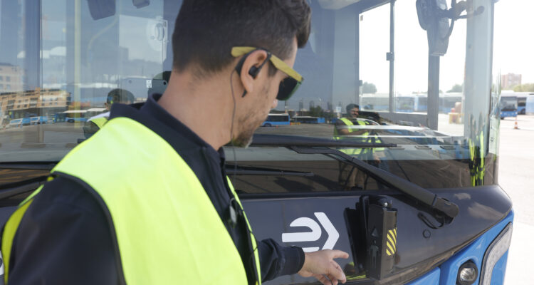 Imagen del sistema piloto antiatropellos en frontal bus EMT Madrid