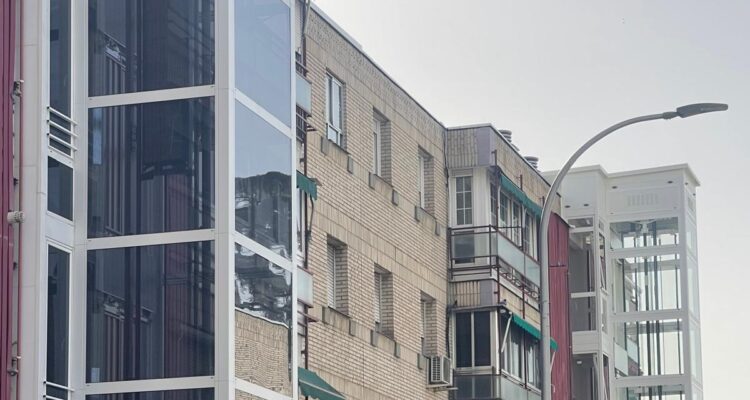 Imagen lateral de edificios barrio de Lucero incluidos en Plan Rehabilita