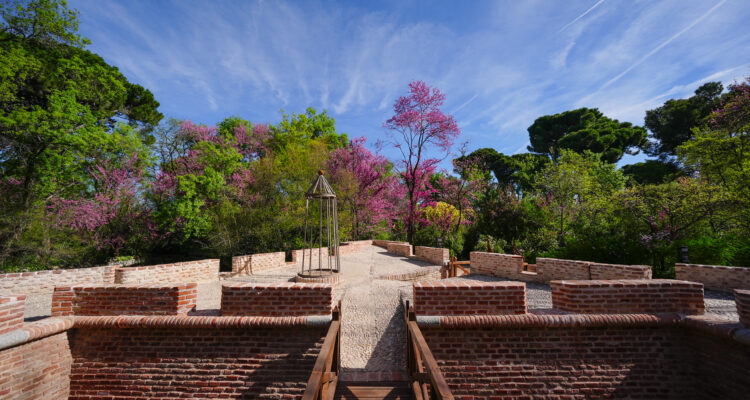 Jardín histórico El Capricho en el distrito de Barajas