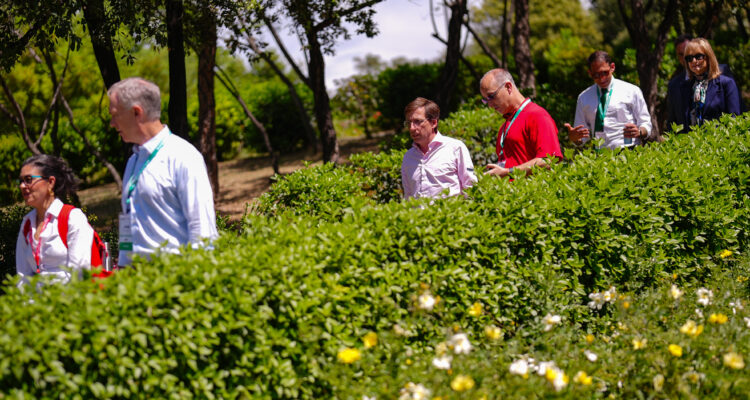 José Luis Martínez-Almeida durante su visita a Madrid Río junto a una delegación de alcaldes participantes en Bloomberg Citylab